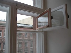 Создать мем: деревянные окна со стеклопакетами, пластиковые окна с форточкой, старые деревянные окна