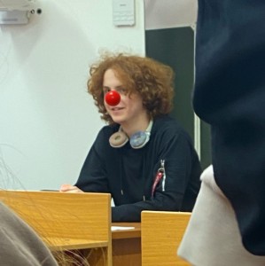 Создать мем: клоун с красным носом, ирина шихман интервьюер, клоун смешной