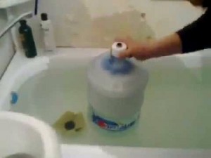 Создать мем: водный бульбик, водяной бульбик, бульбулятор из большой бутылки