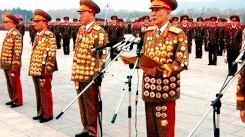 Создать мем: трудовая партия кореи, корейские генералы в орденах, северокорейские генералы в орденах