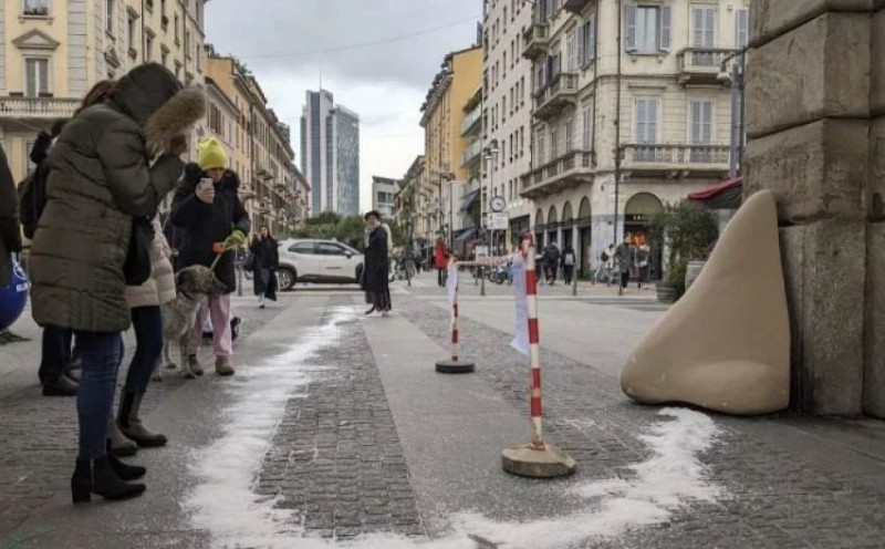 Create meme: monument to zelensky in milan, unusual sculptures, monument to a woman's slipper in prague