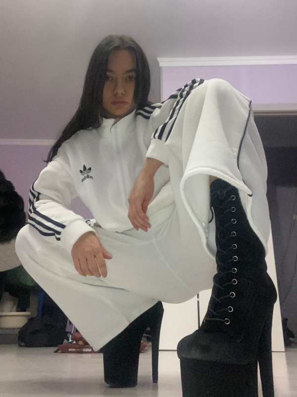 Создать мем: balenciaga adidas штаны, женские спортивные костюмы, костюм адидас баленсиага