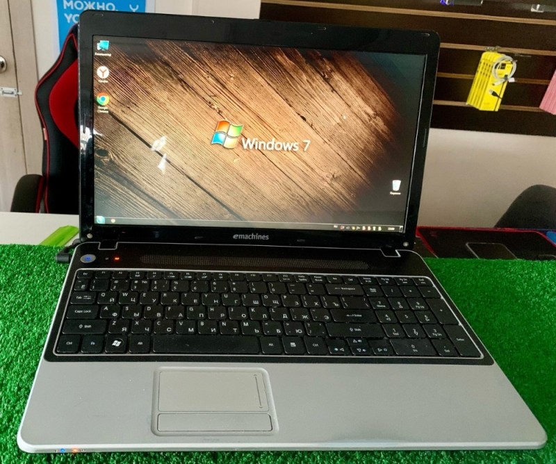 Создать мем: ноутбук packard bell easynote, ноутбук hp windows 7, ноутбук