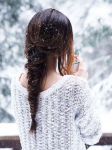 Создать мем: зимние прически на длинные волосы, девушка зима, девушка со спины