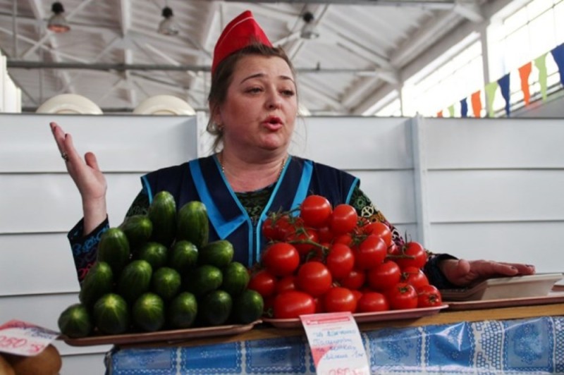 Create meme: a saleswoman at the market, The tomato seller, saleswoman 