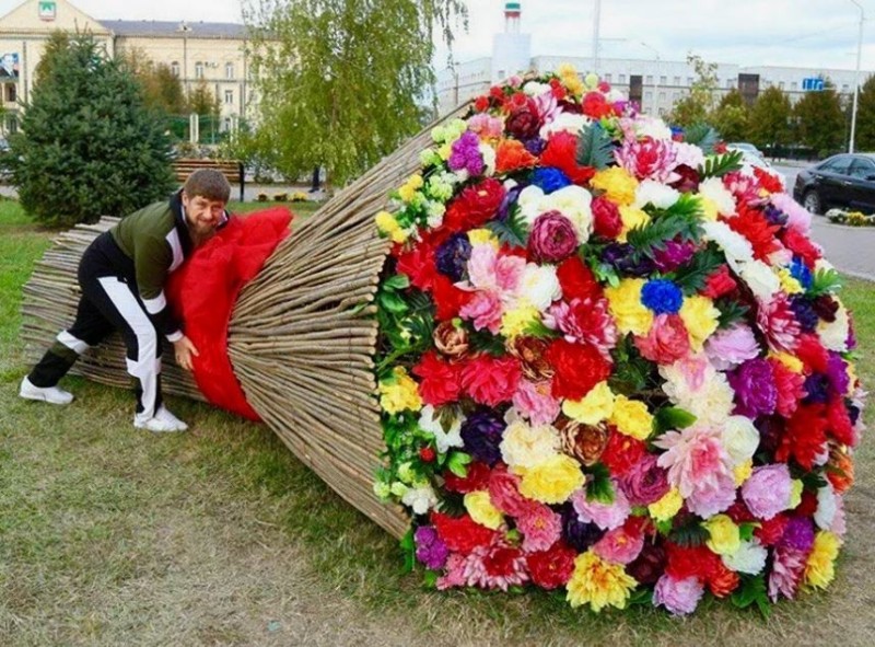 Create meme: a huge bouquet of flowers, the largest bouquet in the world, a giant bouquet of flowers