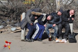 Создать мем: сон бомжи на улице, толпа бомжей, бомжи