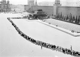 Create meme: the queue to the Lenin Mausoleum in 1924, Lenin's mausoleum in Moscow, The mausoleum of Lenin