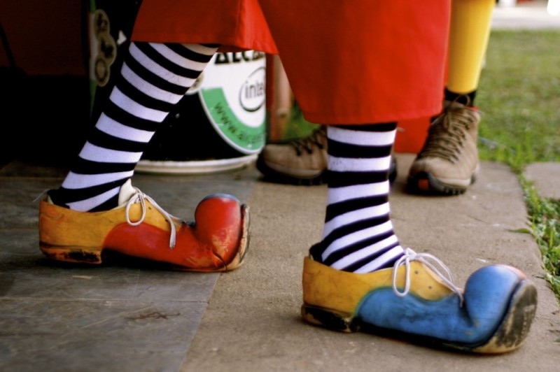 Создать мем: клоунские ботинки, клоун в больших ботинках, клоунская обувь