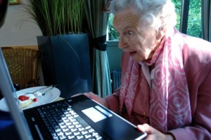 Создать мем: бабка за компьютером, пожилая дама, старушка за компьютером