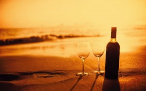 Создать мем: вино на берегу, вино море солнце, бокал на фоне моря