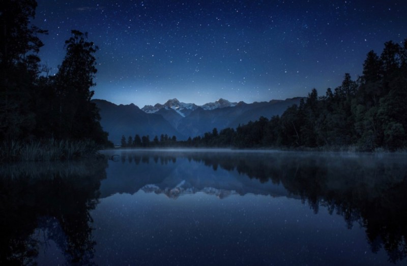 Создать мем: красивый ночной пейзаж, ночное озеро обои на рабочий стол вертикально, красивая природа ночью