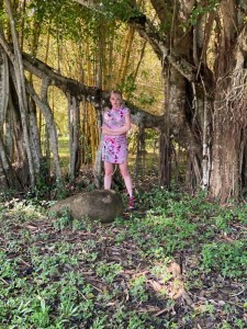 Создать мем: дерево, tree, блондинка на природе