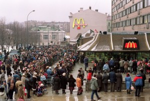 Создать мем: очередь в макдональдс 1990 москва, первый макдональдс в москве, очередь в макдональдс 1990