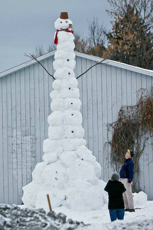 Create meme: unusual snowmen, a huge snowman, funny snowmen