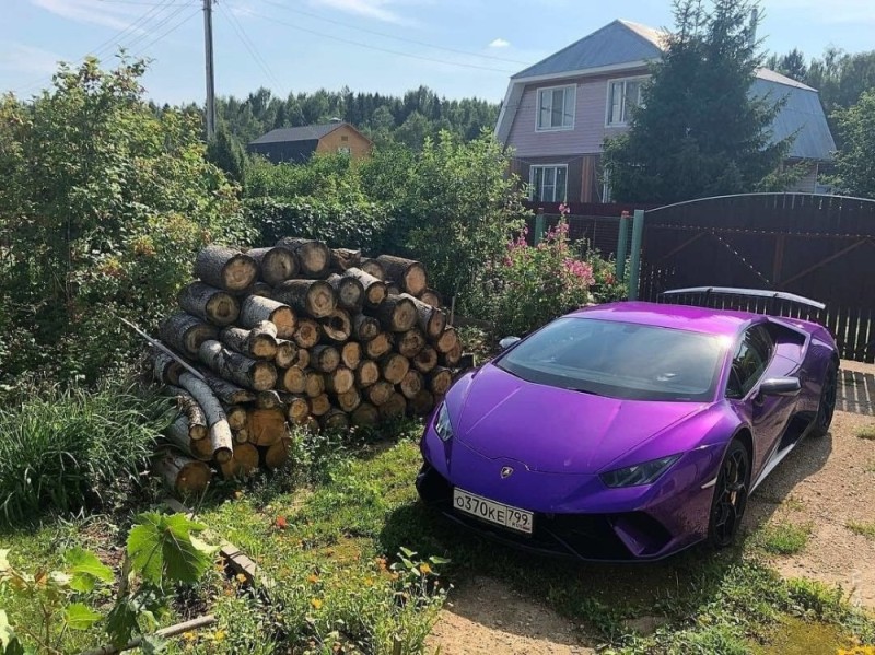 Create meme: lamborghini in the village, lamborghini huracan purple, purple lamborghini