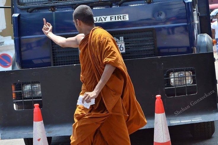 Создать мем: буддизм монахи, нищеброд, ноги