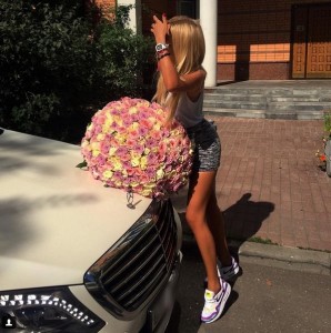 Create meme: a big bouquet of flowers in his hands, 101 rose 60 cm photo, a bouquet of roses instagram