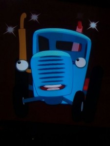 Создать мем: что ты делал синий трактор, синий трактор фото, фотозона синий трактор