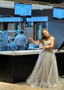 Создать мем: екатерина климова на выпускном дочери, видео с выпускных 2020 в кафе, в чебоксарах платье 21 есть такая версия