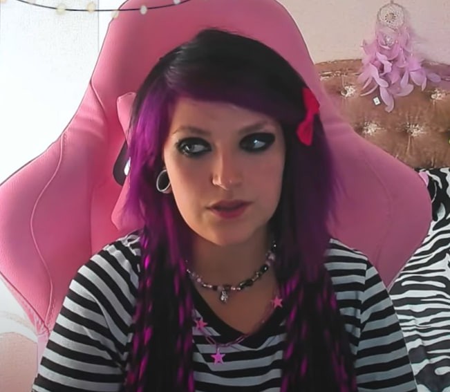 Create meme: girl , emo black and pink, emo with pink hair