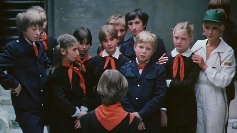 Создать мем: советские школьники, гостья из будущего алиса, алиса селезнёва гостья из будущего