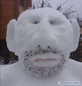 Create meme: cool snowmen out of snow, unusual snowmen, funny snowmen