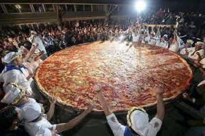 Создать мем: первая пицца в мире, самая большая еда в мире, largest pizza