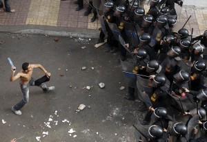 Создать мем: протесты, драка против толпы, драка