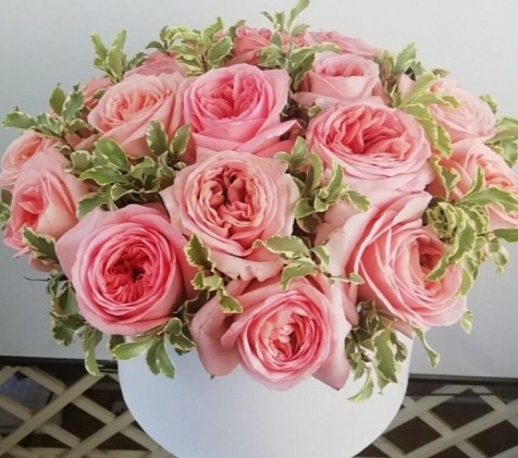 Создать мем: кустовые розовые розы, букет искусственных цветов, открытки ранункулюсы букет
