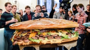 Создать мем: гигантский гамбургер, большой гамбургер, самый большой сэндвич в мире