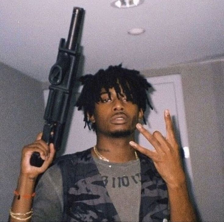 Создать мем: playboi carti playboi carti, carti рэпер с оружием, playboi carti lil uzi vert