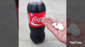 Создать мем: кока-кола и ментос, кола, coke mentos meme