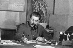 Создать мем: мэм сталин полписывает, сталин иосиф виссарионович с трубкой, правление сталина