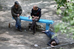 Создать мем: треть россиян тихие алкоголики, алкоголик, лавочка во дворе