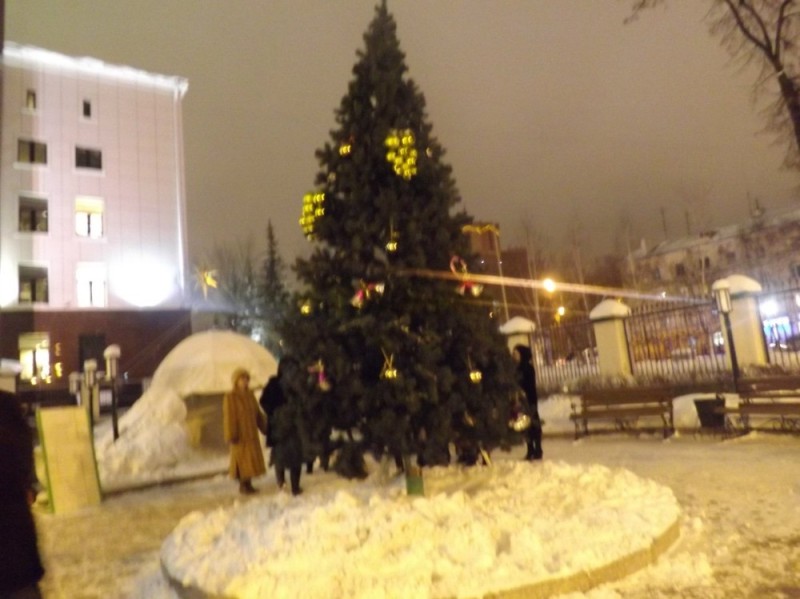 Create meme: christmas tree, christmas tree novosibirsk 2020 lenin square, gallery chizhov voronezh christmas tree
