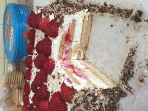Create meme: meringue cake, cake, Strawberry Cake