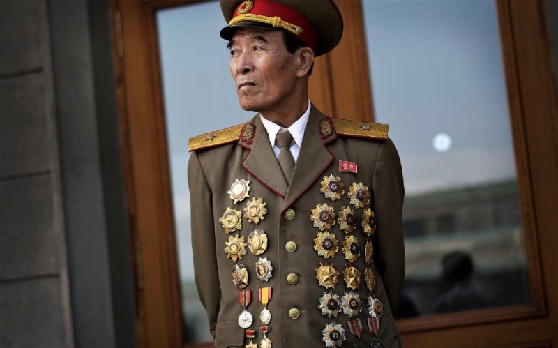 Создать мем: северокорейский генерал, корейские генералы в орденах, северокорейские генералы в орденах
