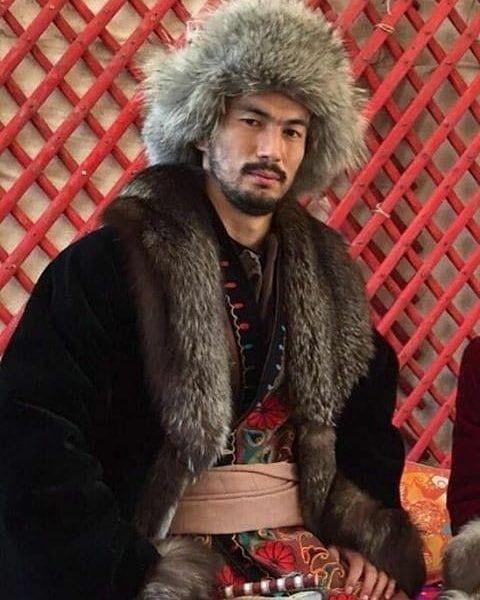 Создать мем: мужчина, монгольская мужская одежда, казахский