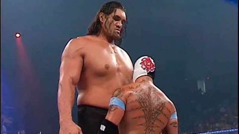 Создать мем: great khali vs rey mysterio, гигант кали рестлер, great khali рестлер