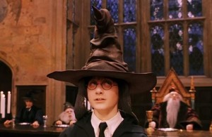 Создать мем: шляпа гарри поттера, hogwarts harry potter, гарри поттер и философский камень 2001