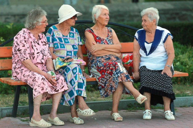 Создать мем: пенсионный возраст в россии, русские пенсионеры, две бабушки