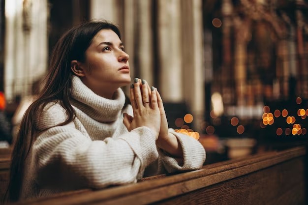 Создать мем: woman praying, молодая женщина, человек