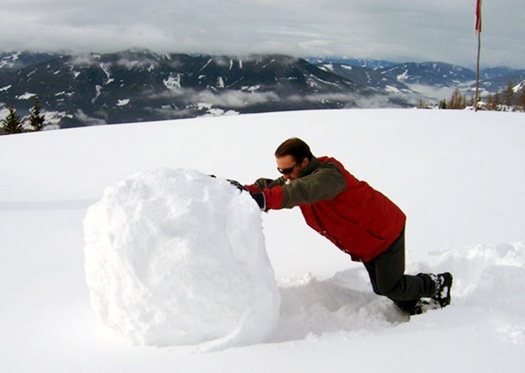 Snow information. Гигантский снежок. Снежный ком. Огромные снежки. Большой комок снега.