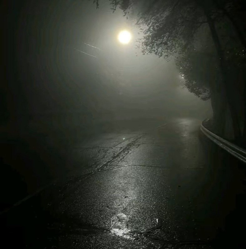 Создать мем: туман, город в тумане, ночь
