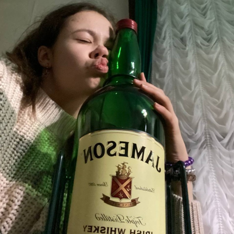 Создать мем: джеймсон виски, джемисон качели 4.5, виски jameson