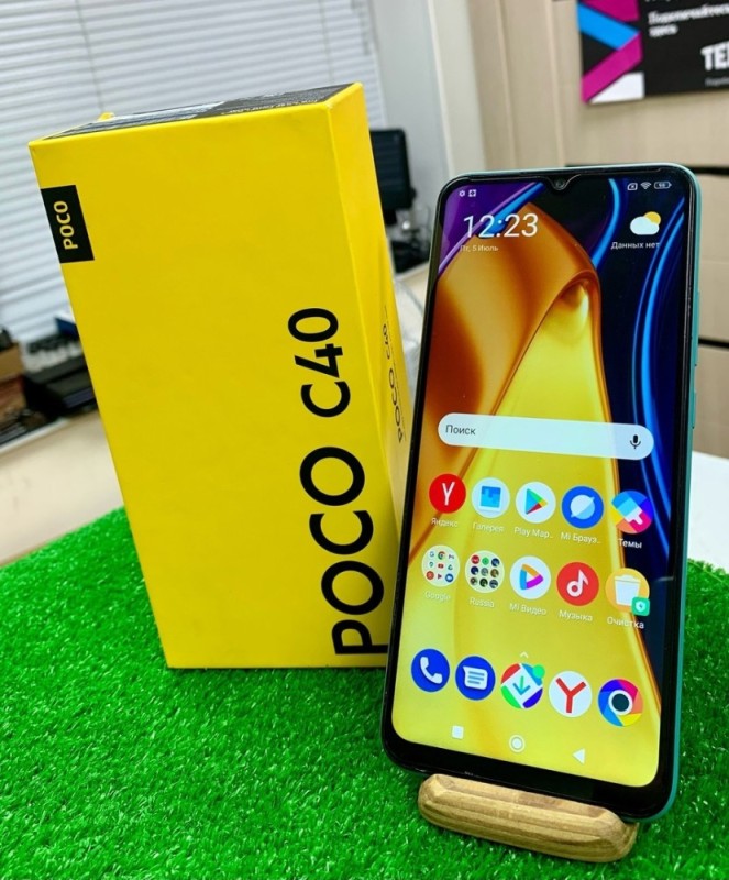 Create meme: redmi poco c40 smartphone, poco m 3 pro 5 g, poco smartphone