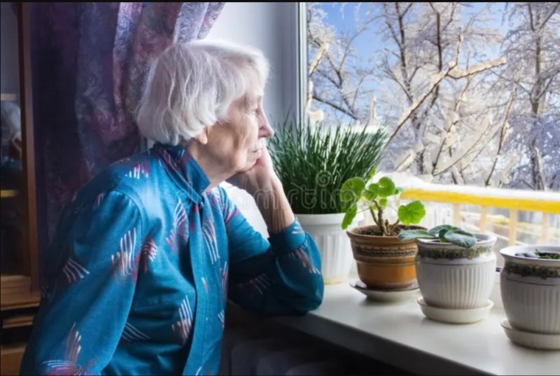 Создать мем: одинокая пожилая женщина, пожилая женщина у окна, бабушка