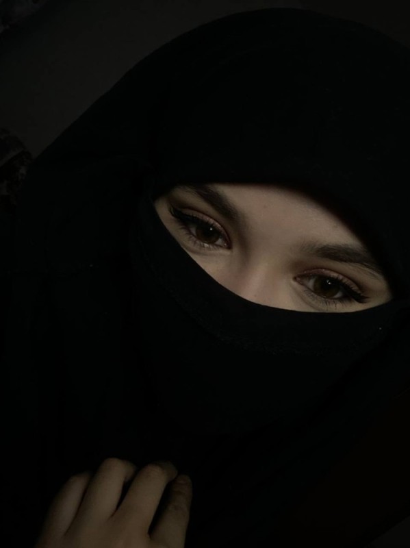Create meme: sad girl in hijab, girl Muslim, hijab girl