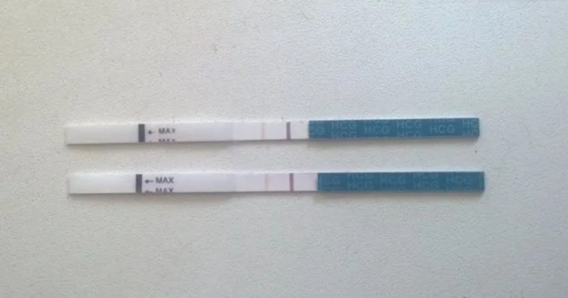 Создать мем: положительный тест, тест на беременность слабая вторая полоска, полоски тест на беременность